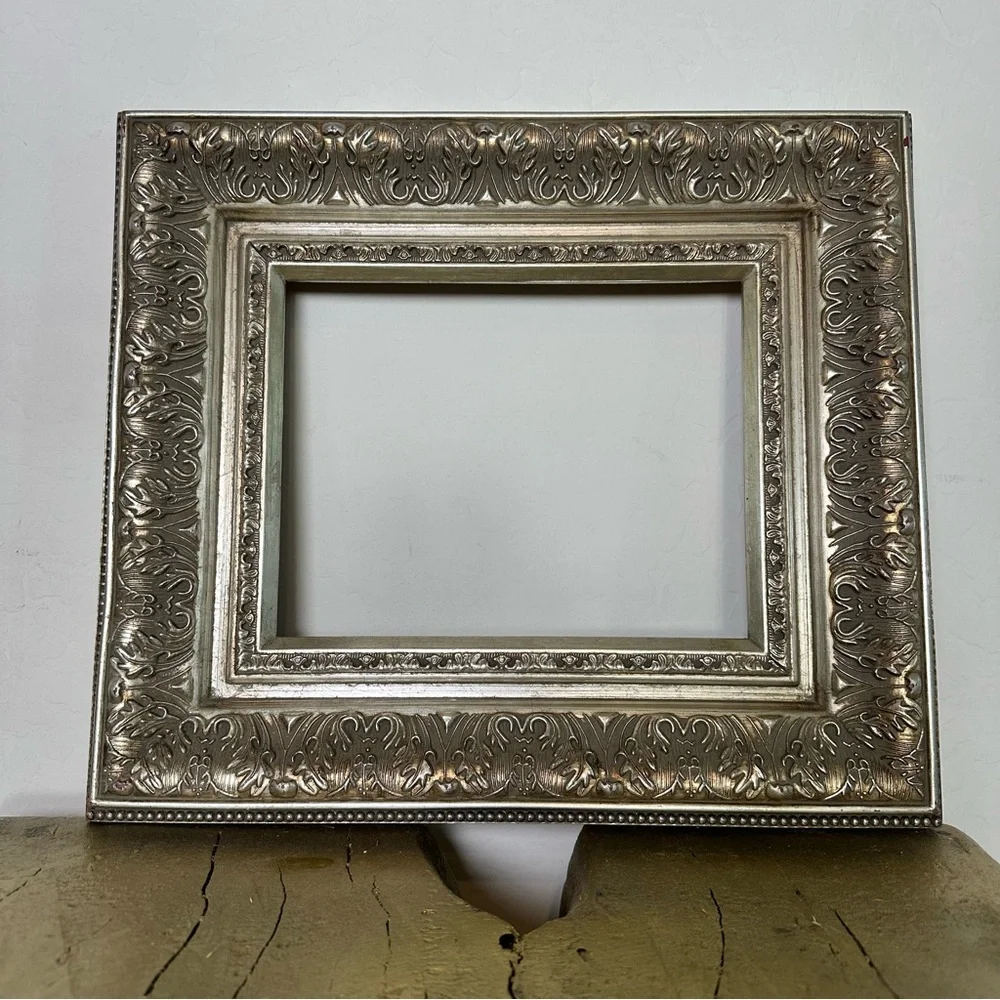 Vintage ‘Antique look’ Silver tone Ornate Veneer Decorative Frame 10x8” opening